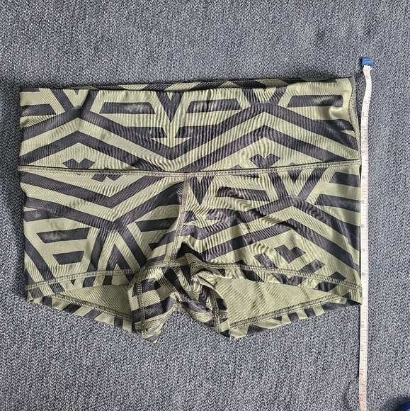 Vintage Lululemon Shorts, Practically New! Size 0-2 Green & Black - Picture 5 of 6
